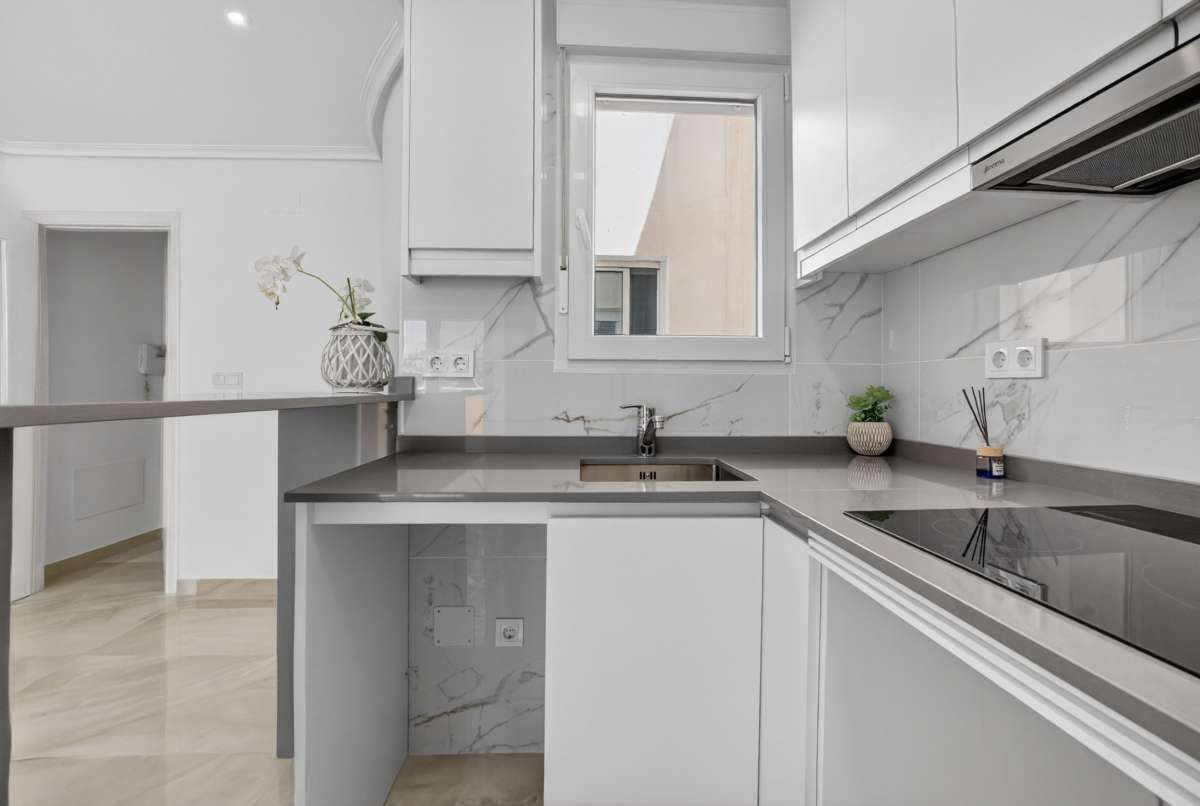 For sale - 2 Bedroom 1 Bathroom Apartment - Top Floor Apartment in Torrevieja - Torrevieja Centro  - Alicante