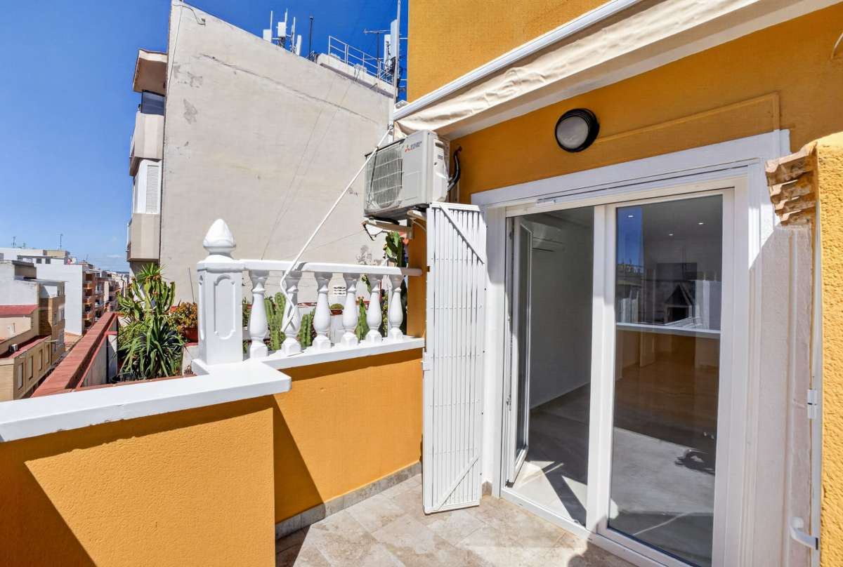 For sale - 2 Bedroom 1 Bathroom Apartment - Top Floor Apartment in Torrevieja - Torrevieja Centro  - Alicante