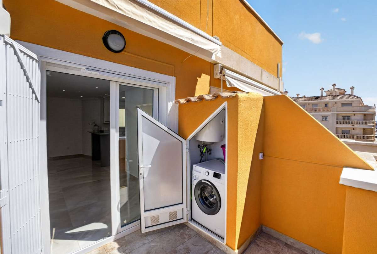 For sale - 2 Bedroom 1 Bathroom Apartment - Top Floor Apartment in Torrevieja - Torrevieja Centro  - Alicante