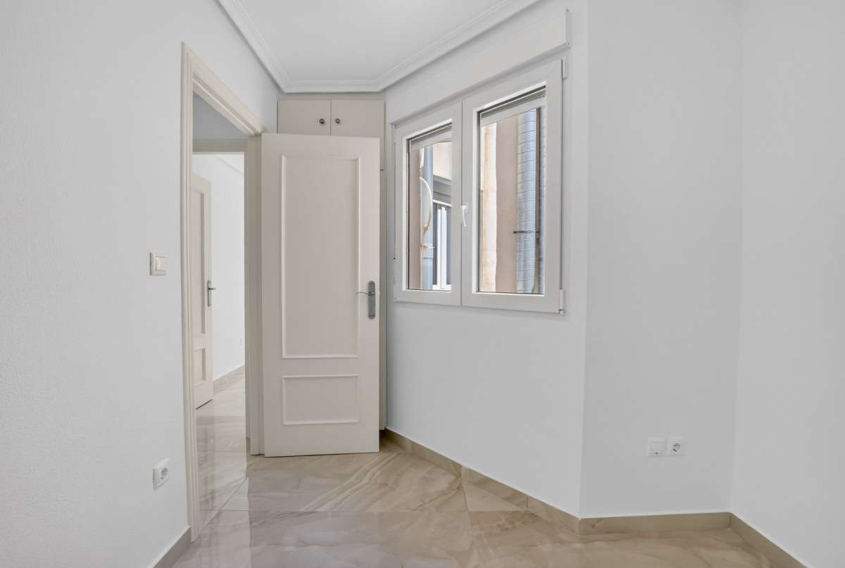 For sale - 2 Bedroom 1 Bathroom Apartment - Top Floor Apartment in Torrevieja - Torrevieja Centro  - Alicante
