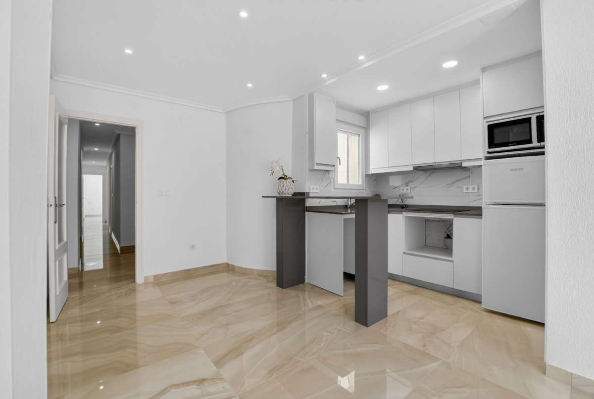 For sale - 2 Bedroom 1 Bathroom Apartment - Top Floor Apartment in Torrevieja - Torrevieja Centro  - Alicante