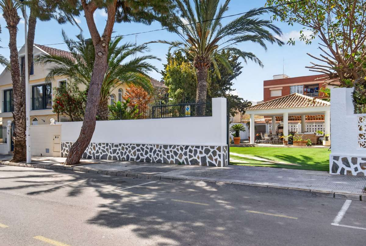 For sale - 3 Bedroom 2 Bathroom House - Detached Villa in San Pedro del Pinatar - Lo Pagan  - Murcia