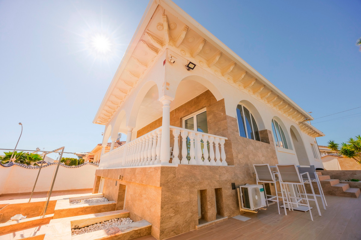 For sale - 5 Bedroom 2 Bathroom Detached Villa in Ciudad Quesada  - Ciudad Quesada  - Alicante