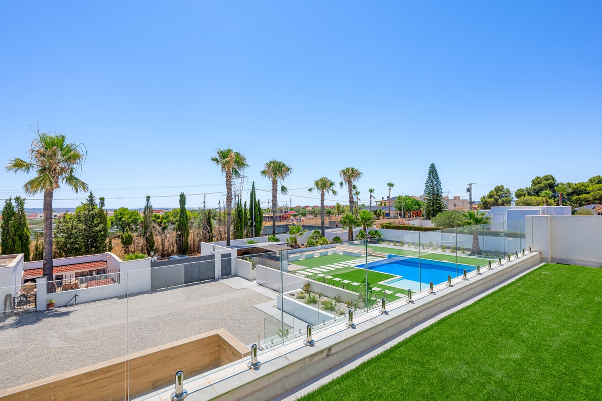 For sale - 8 Bedroom 4 Bathroom House - Finca - Cortijo in Los Montesinos - Los Montesinos Centro  - Alicante
