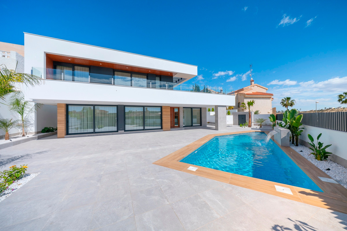 For sale - 4 Bedroom 3 Bathroom House - Detached Villa in Rojales - Ciudad Quesada  - Alicante