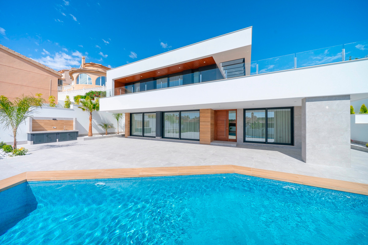 For sale - 4 Bedroom 3 Bathroom House - Detached Villa in Rojales - Ciudad Quesada  - Alicante