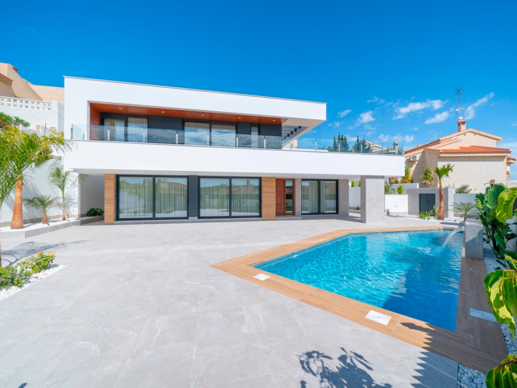 4 Bedroom 3 Bathroom House - Detached Villa in Rojales
