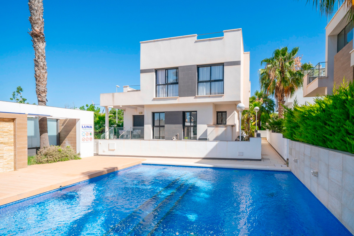 For sale - 3 Bedroom 3 Bathroom Detached Villa in Ciudad Quesada  - Ciudad Quesada  - Alicante