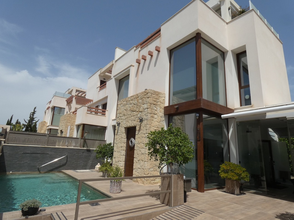 For sale - 3 Bedroom 2 Bathroom House - Detached Villa in Rojales - Ciudad Quesada  - Alicante