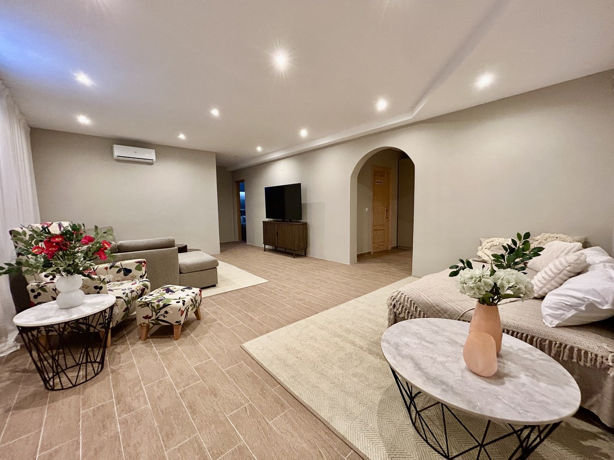 For sale - 5 Bedroom 3 Bathroom House - Detached Villa in Orihuela - La Zenia  - Alicante