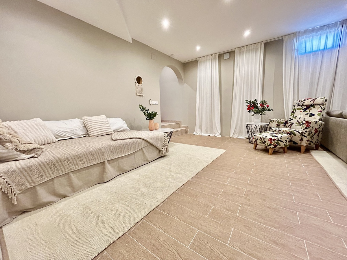 For sale - 5 Bedroom 3 Bathroom House - Detached Villa in Orihuela - La Zenia  - Alicante