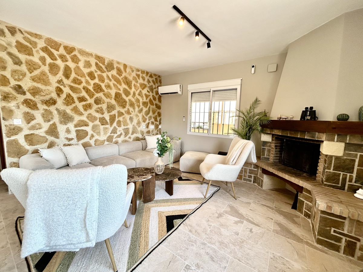 For sale - 5 Bedroom 3 Bathroom House - Detached Villa in Orihuela - La Zenia  - Alicante