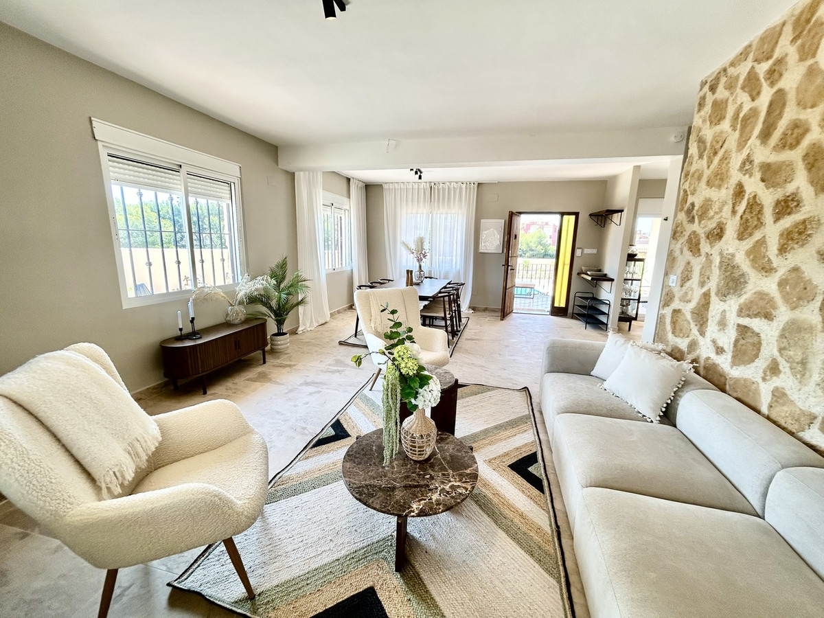 For sale - 5 Bedroom 3 Bathroom House - Detached Villa in Orihuela - La Zenia  - Alicante