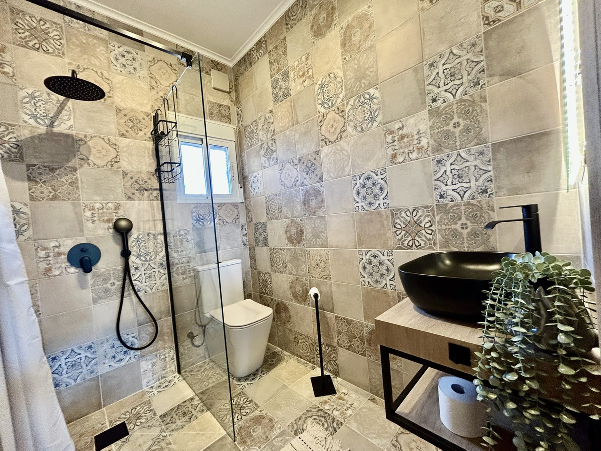 For sale - 5 Bedroom 3 Bathroom House - Detached Villa in Orihuela - La Zenia  - Alicante