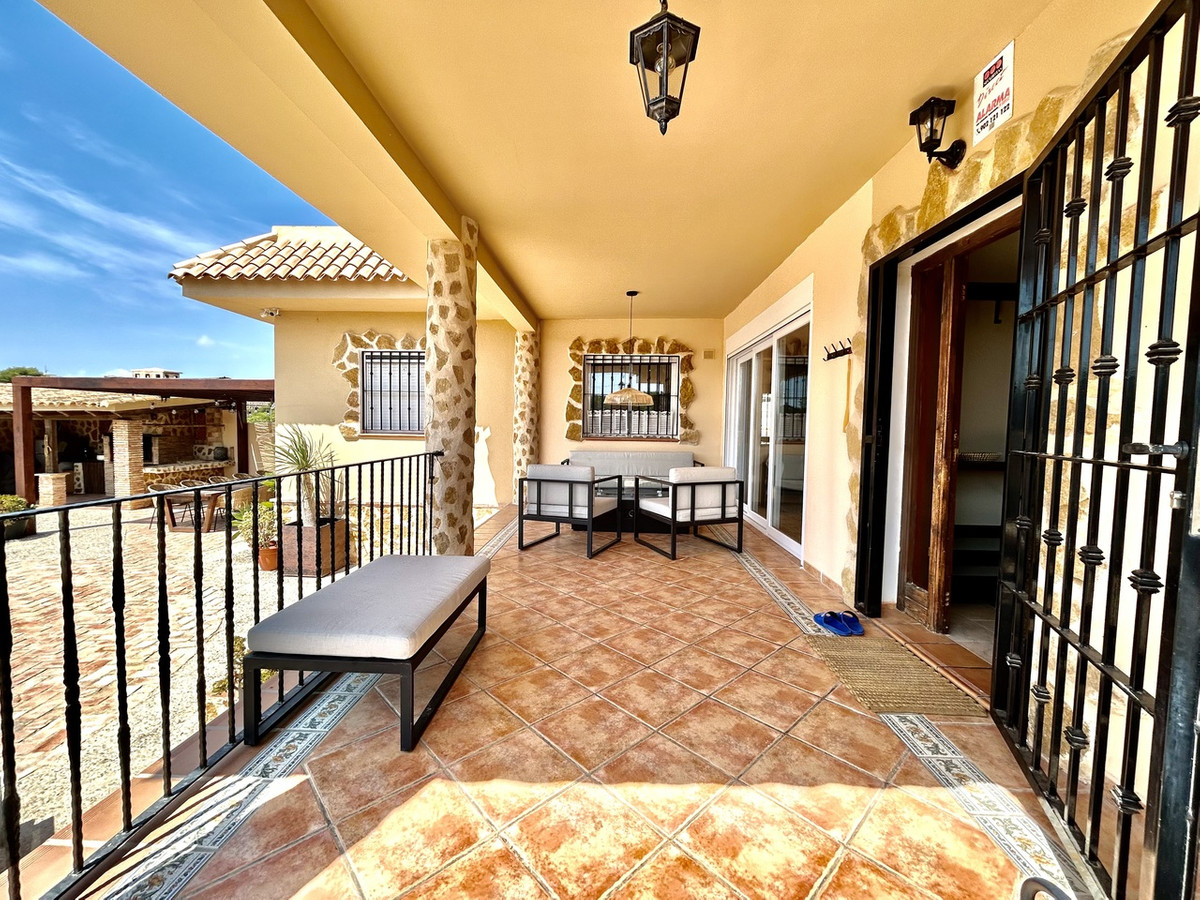 For sale - 5 Bedroom 3 Bathroom House - Detached Villa in Orihuela - La Zenia  - Alicante