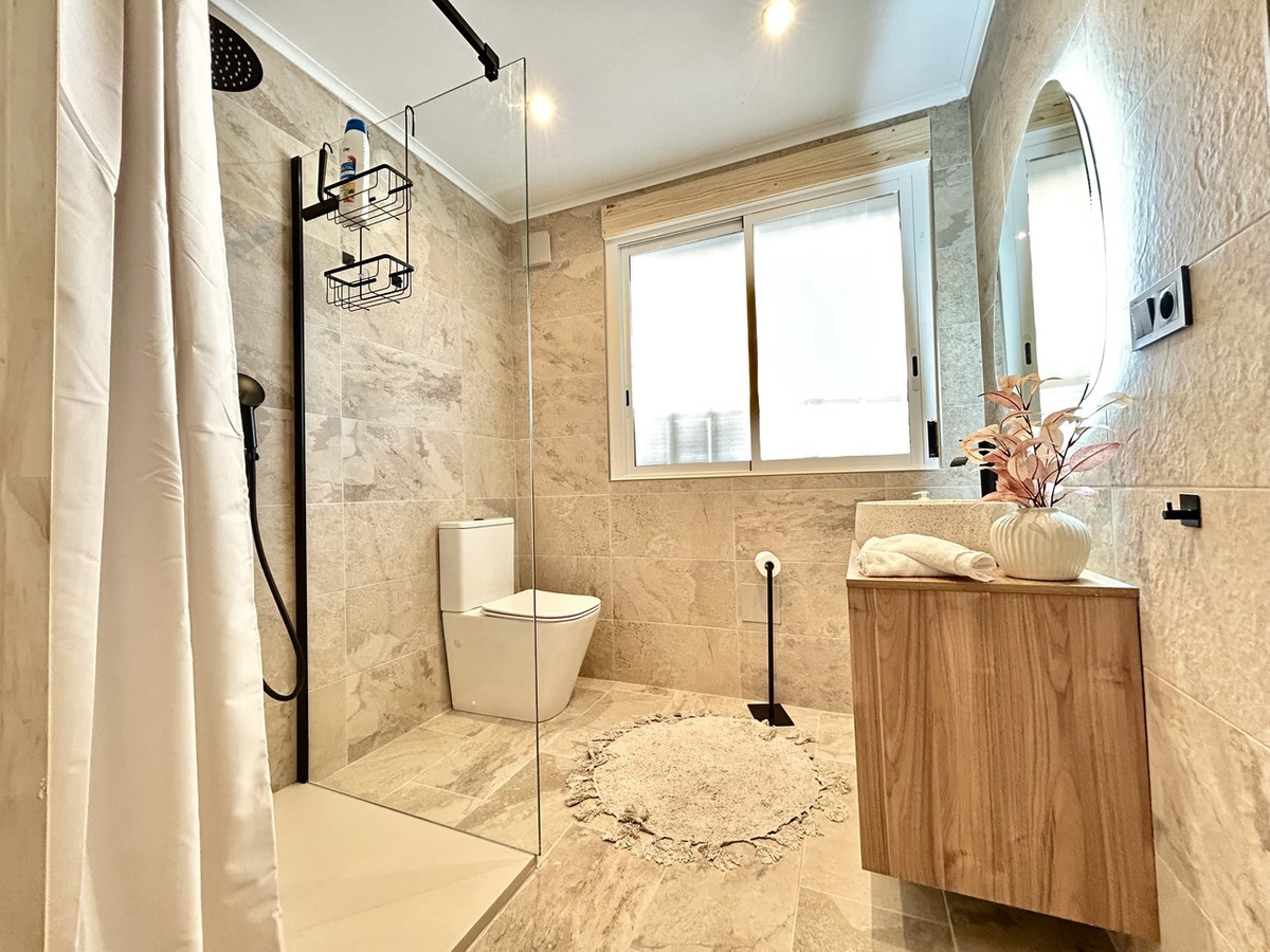 For sale - 5 Bedroom 3 Bathroom House - Detached Villa in Orihuela - La Zenia  - Alicante