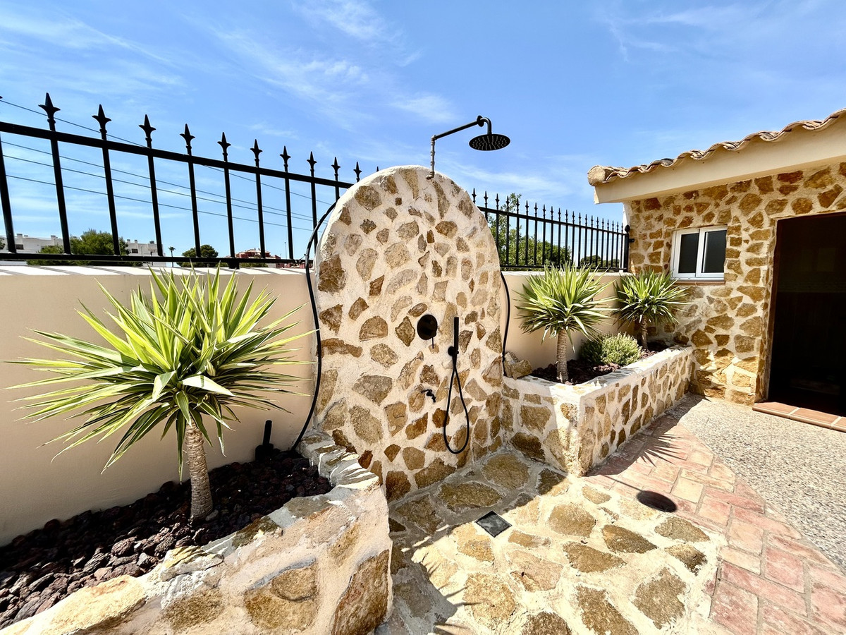 For sale - 5 Bedroom 3 Bathroom House - Detached Villa in Orihuela - La Zenia  - Alicante