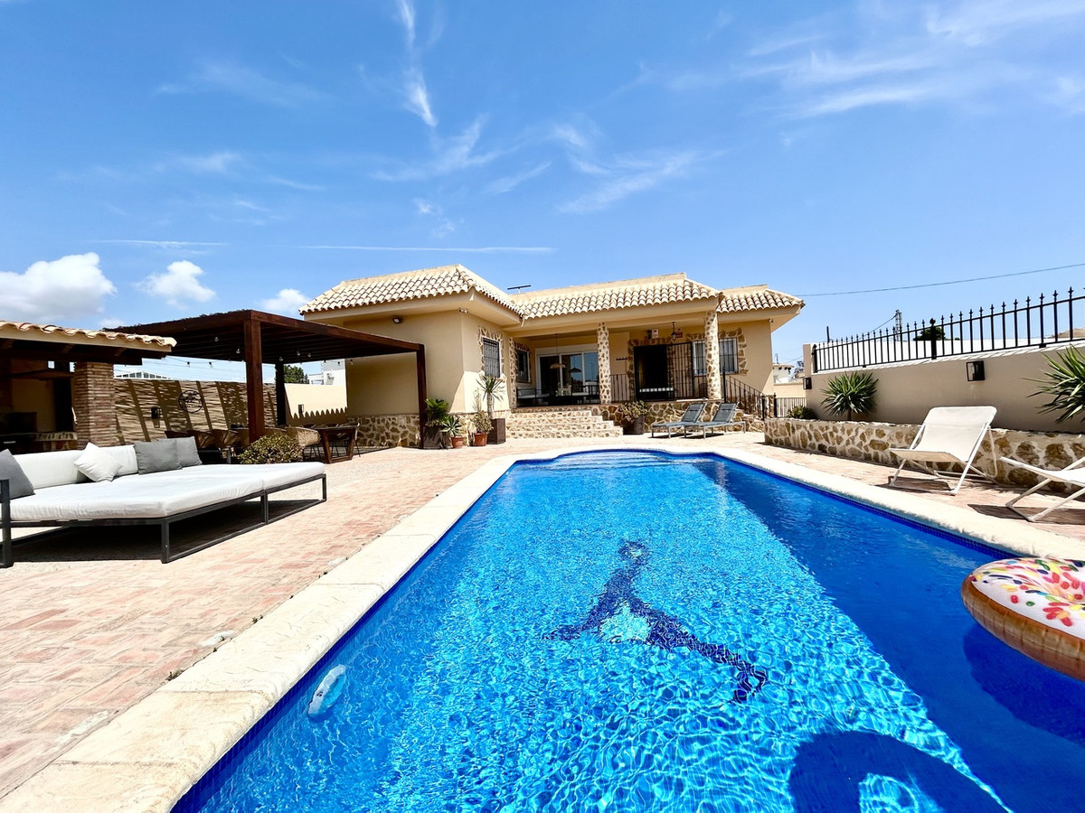 For sale - 5 Bedroom 3 Bathroom House - Detached Villa in Orihuela - La Zenia  - Alicante