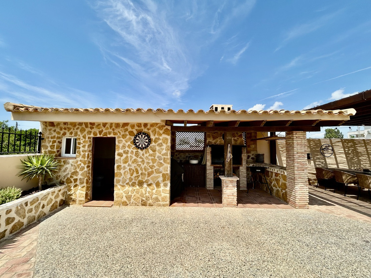 For sale - 5 Bedroom 3 Bathroom House - Detached Villa in Orihuela - La Zenia  - Alicante