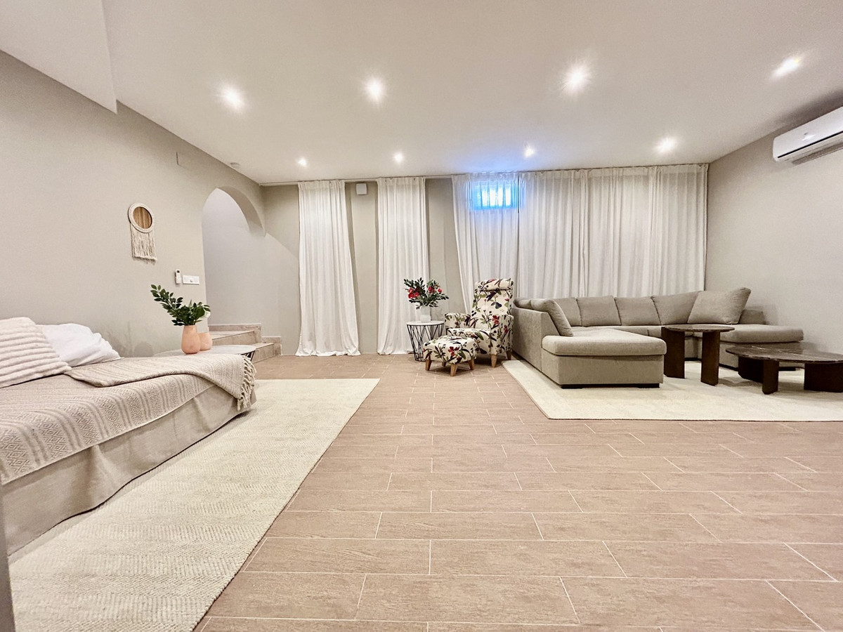 For sale - 5 Bedroom 3 Bathroom House - Detached Villa in Orihuela - La Zenia  - Alicante