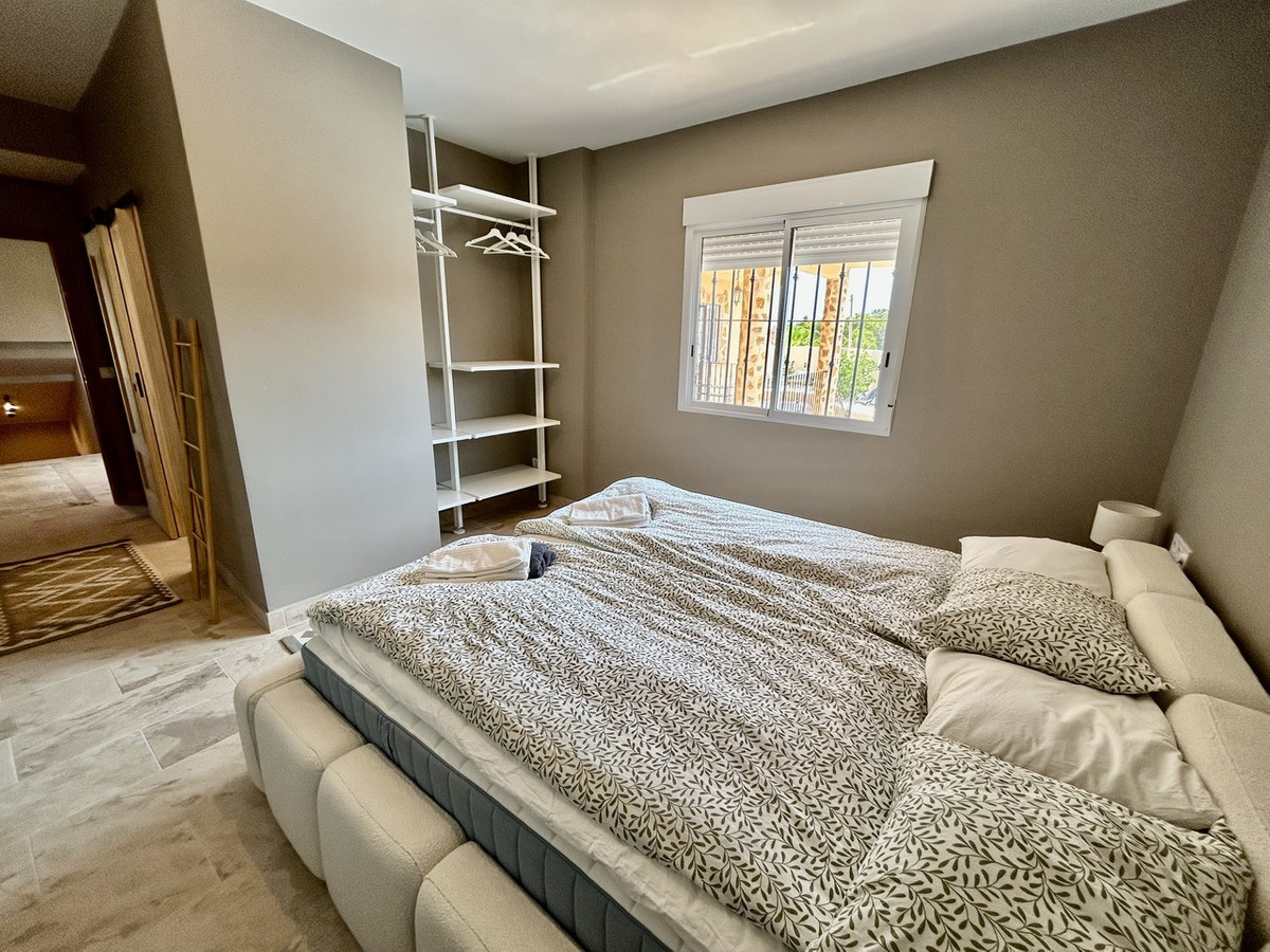 For sale - 5 Bedroom 3 Bathroom House - Detached Villa in Orihuela - La Zenia  - Alicante