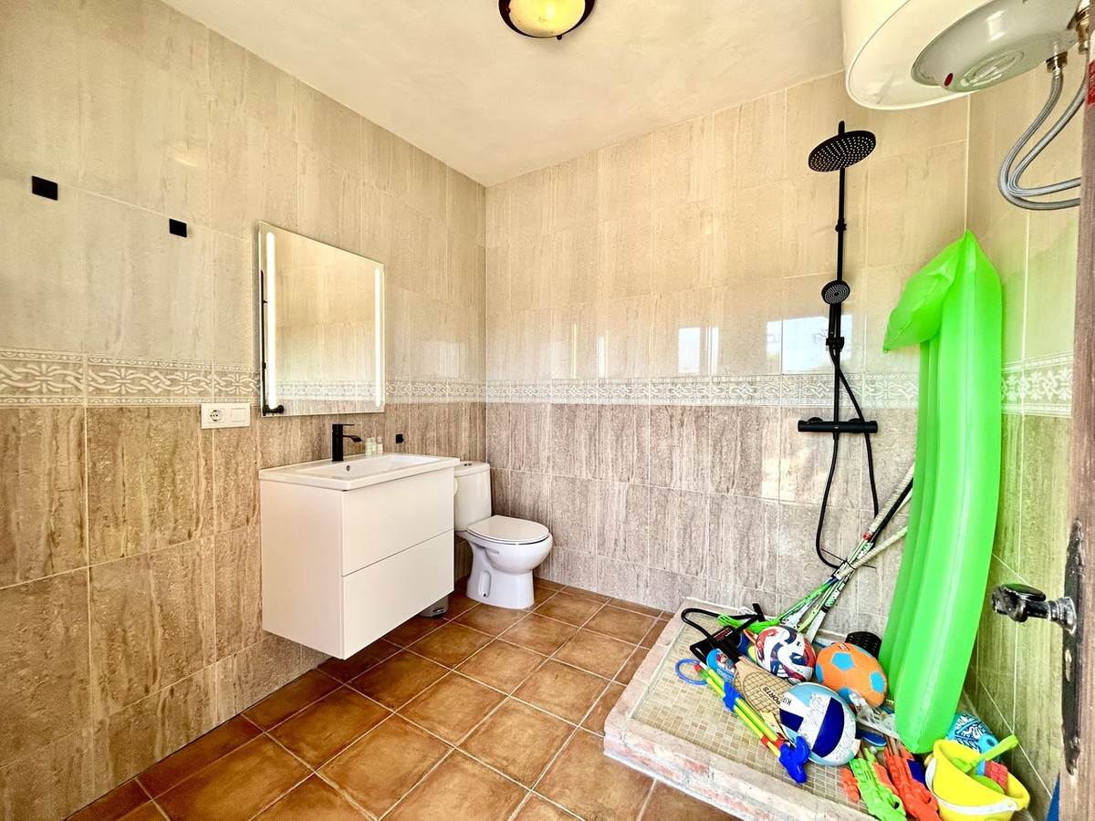 For sale - 5 Bedroom 3 Bathroom House - Detached Villa in Orihuela - La Zenia  - Alicante