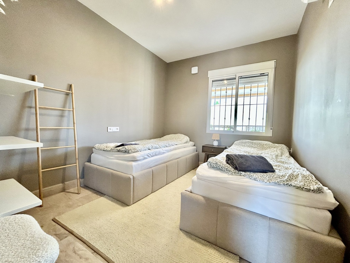 For sale - 5 Bedroom 3 Bathroom House - Detached Villa in Orihuela - La Zenia  - Alicante