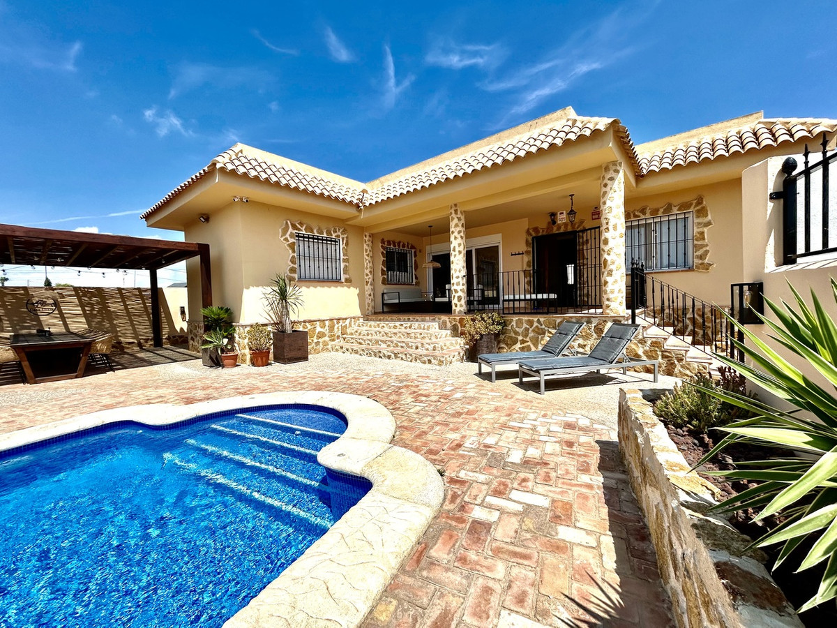 For sale - 5 Bedroom 3 Bathroom House - Detached Villa in Orihuela - La Zenia  - Alicante