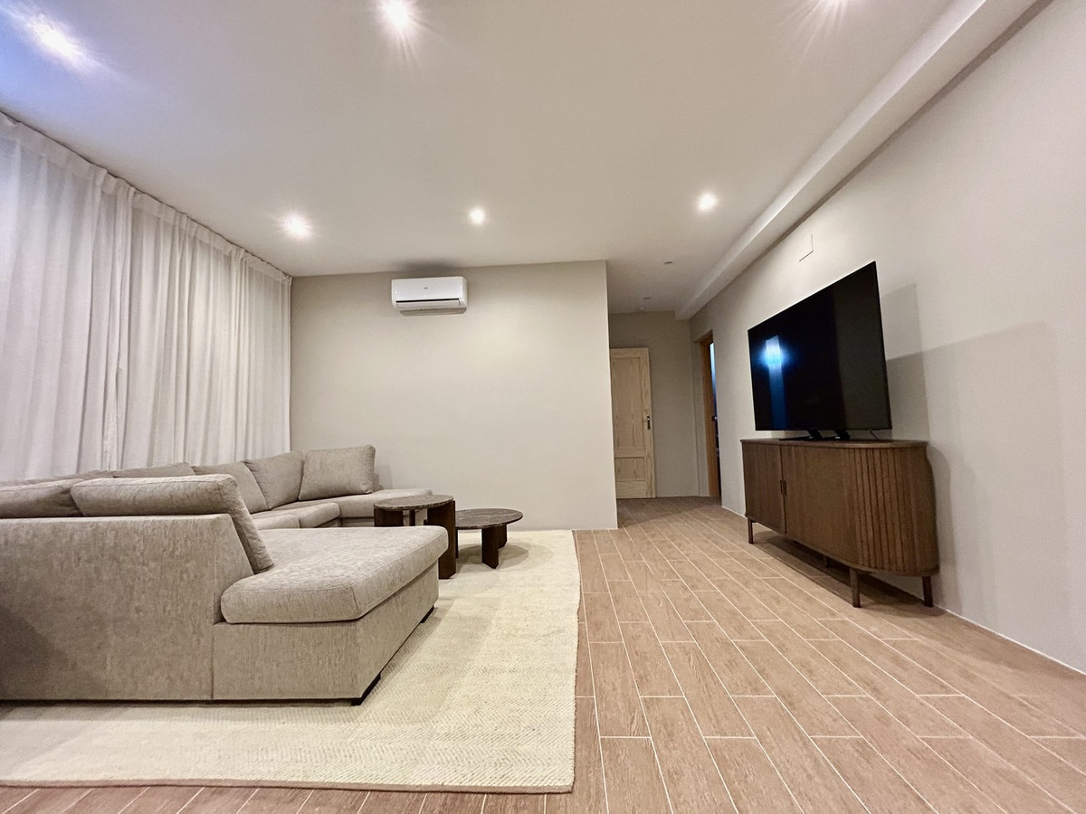 For sale - 5 Bedroom 3 Bathroom House - Detached Villa in Orihuela - La Zenia  - Alicante