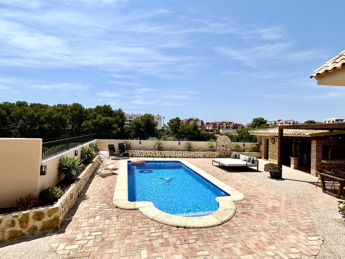 For sale - 5 Bedroom 3 Bathroom House - Detached Villa in Orihuela - La Zenia  - Alicante