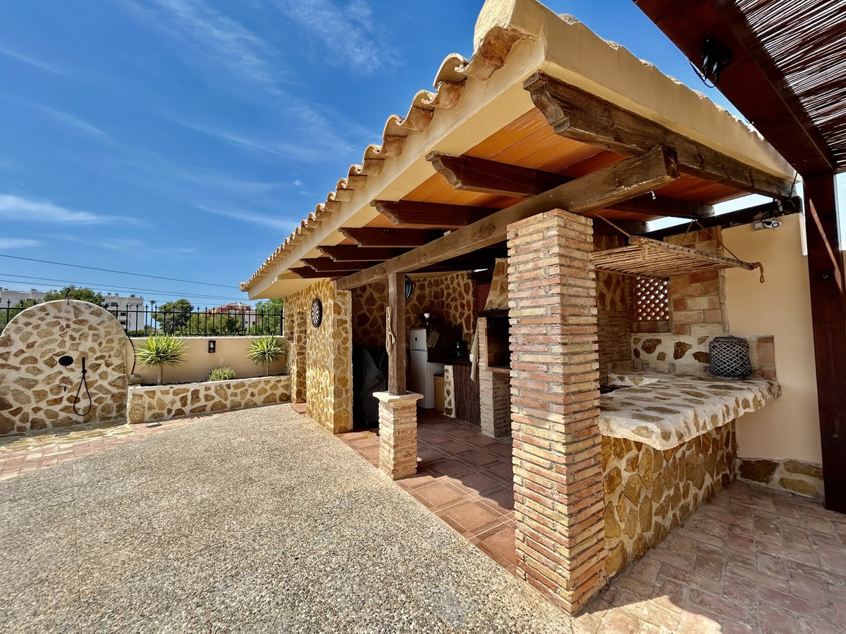 For sale - 5 Bedroom 3 Bathroom House - Detached Villa in Orihuela - La Zenia  - Alicante
