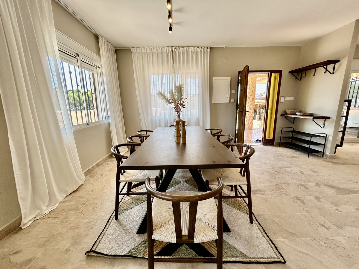 For sale - 5 Bedroom 3 Bathroom House - Detached Villa in Orihuela - La Zenia  - Alicante