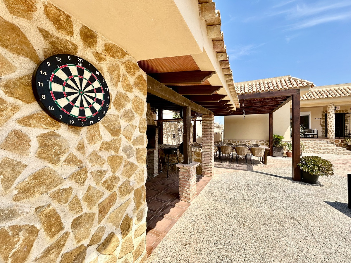For sale - 5 Bedroom 3 Bathroom House - Detached Villa in Orihuela - La Zenia  - Alicante