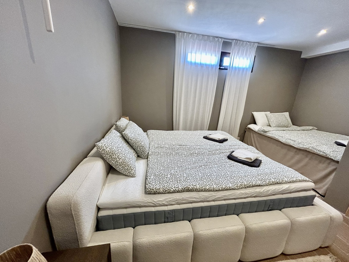 For sale - 5 Bedroom 3 Bathroom House - Detached Villa in Orihuela - La Zenia  - Alicante