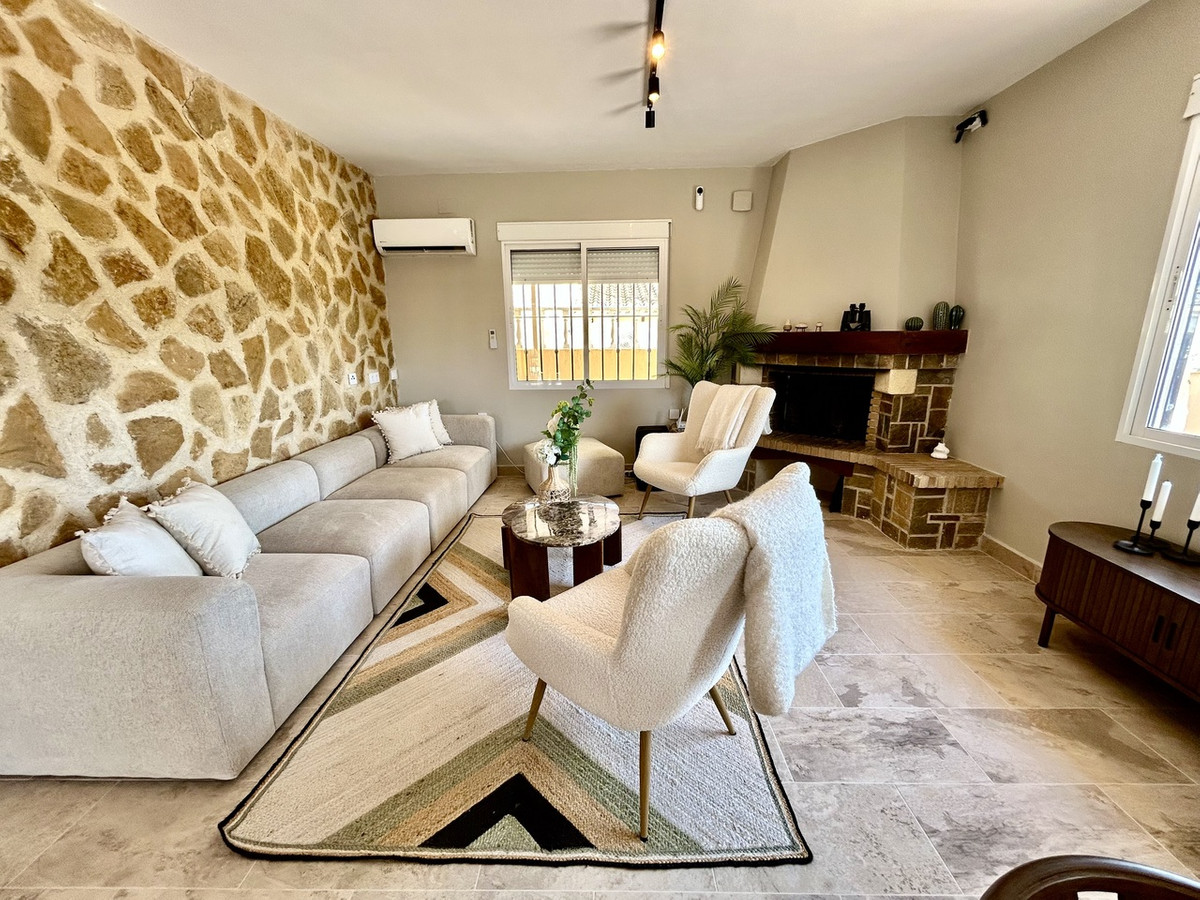 For sale - 5 Bedroom 3 Bathroom House - Detached Villa in Orihuela - La Zenia  - Alicante