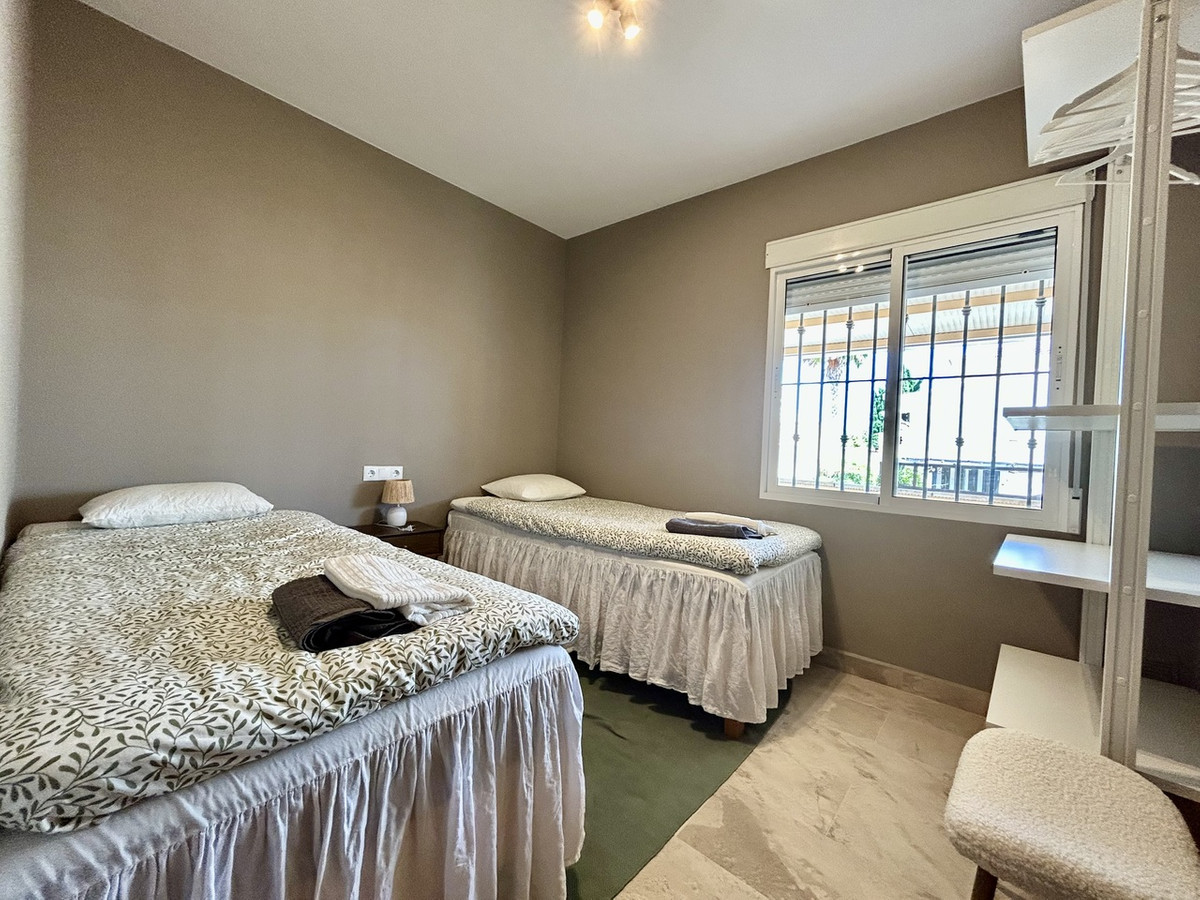 For sale - 5 Bedroom 3 Bathroom House - Detached Villa in Orihuela - La Zenia  - Alicante