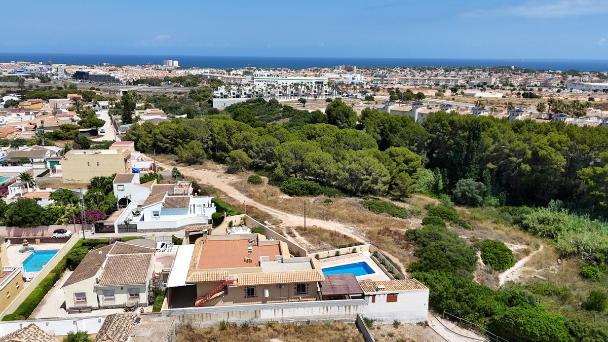 For sale - 5 Bedroom 3 Bathroom House - Detached Villa in Orihuela - La Zenia  - Alicante