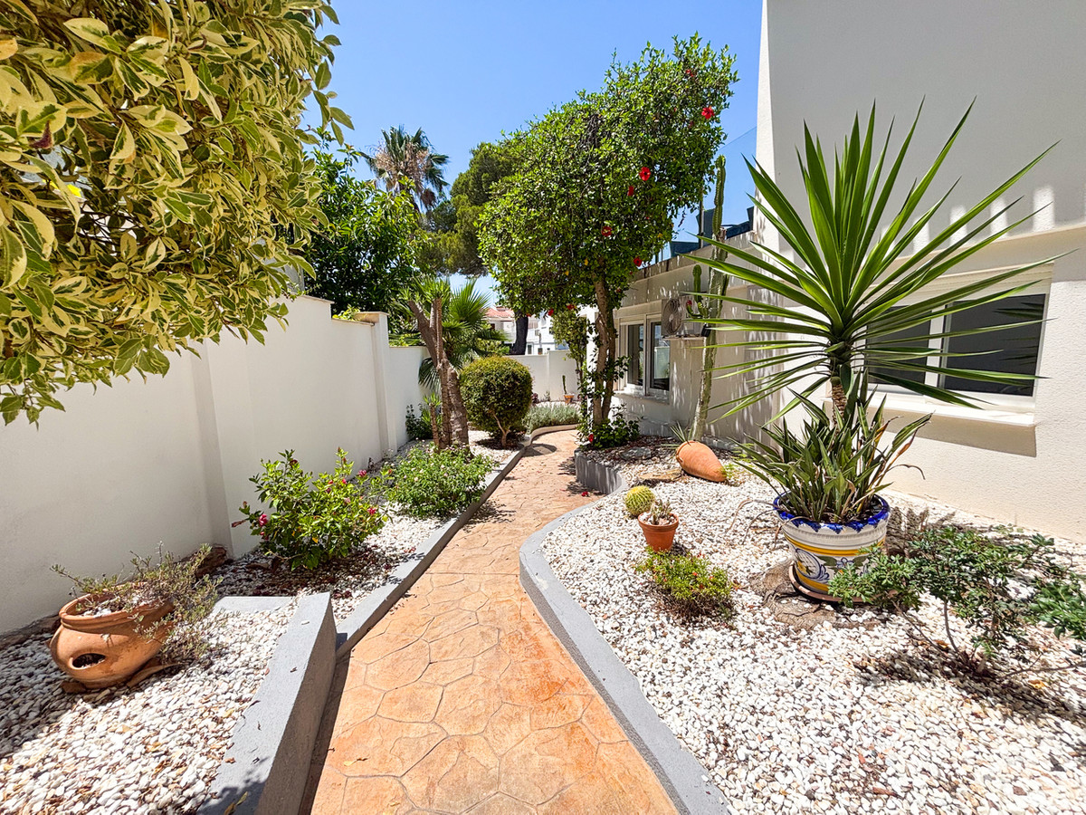For sale - 7 Bedroom 4 Bathroom House - Detached Villa in Orihuela - Dehesa de Campoamor  - Alicante