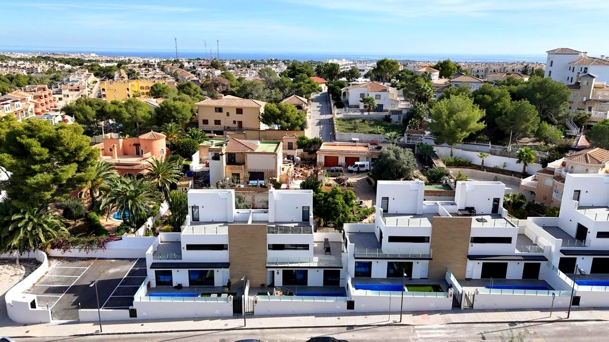 For sale - 2 Bedroom 2 Bathroom House - Detached Villa in Orihuela - Villamartin  - Alicante