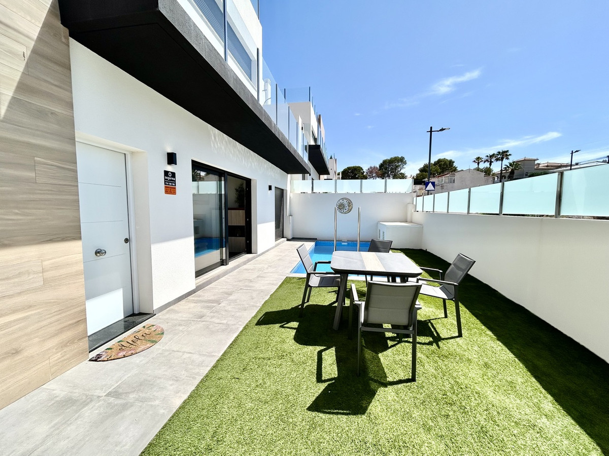 For sale - 2 Bedroom 2 Bathroom House - Detached Villa in Orihuela - Villamartin  - Alicante