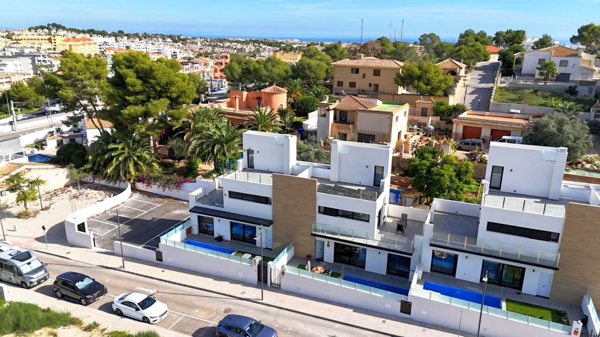 For sale - 2 Bedroom 2 Bathroom House - Detached Villa in Orihuela - Villamartin  - Alicante