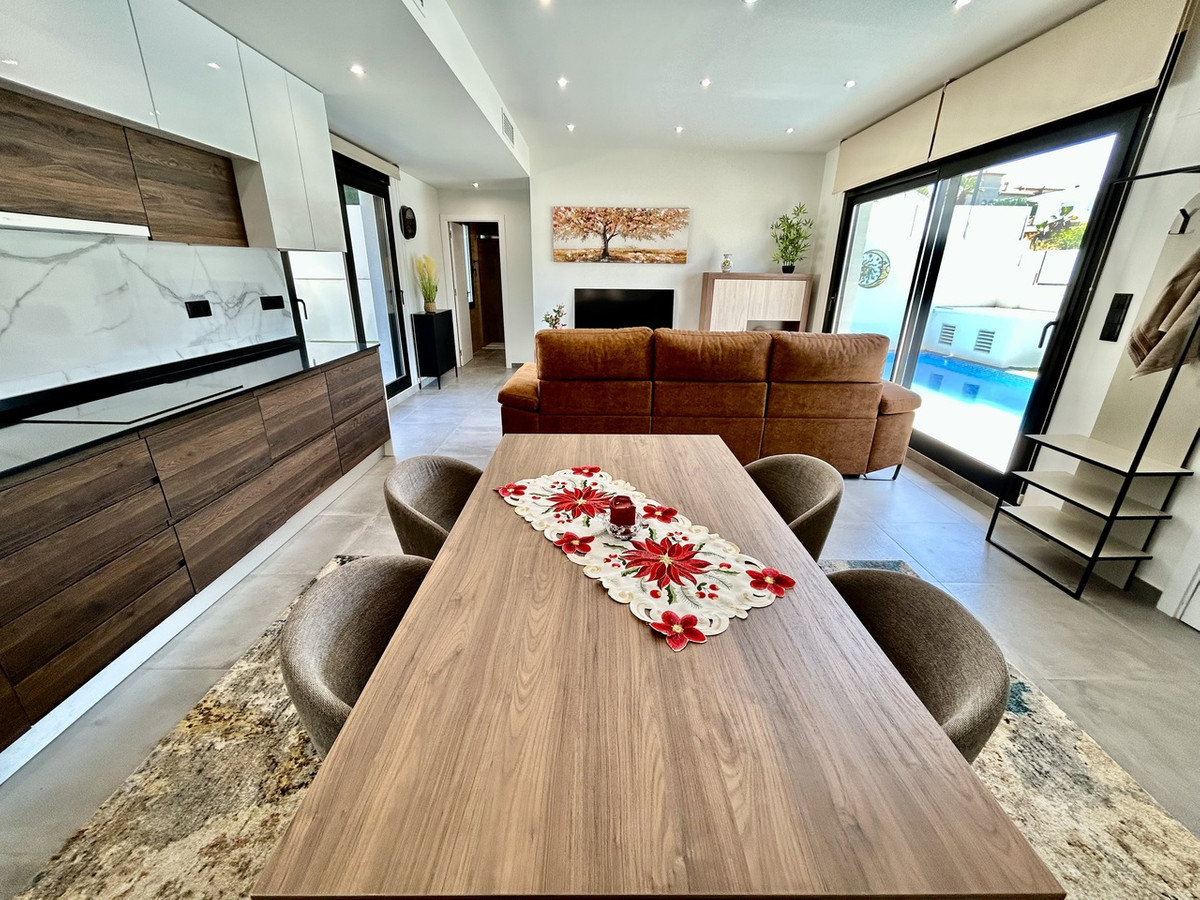For sale - 2 Bedroom 2 Bathroom House - Detached Villa in Orihuela - Villamartin  - Alicante