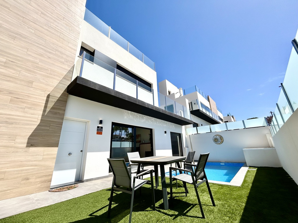 For sale - 2 Bedroom 2 Bathroom House - Detached Villa in Orihuela - Villamartin  - Alicante