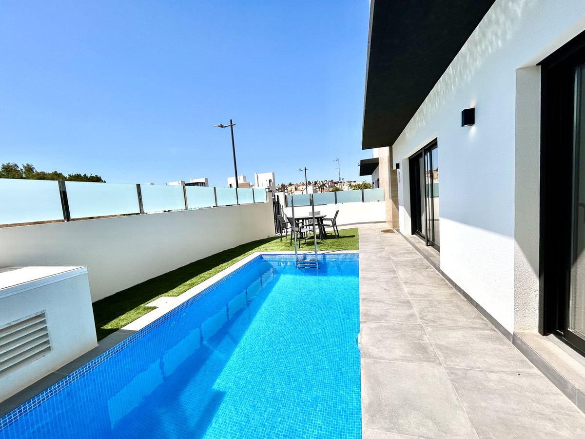 For sale - 2 Bedroom 2 Bathroom House - Detached Villa in Orihuela - Villamartin  - Alicante