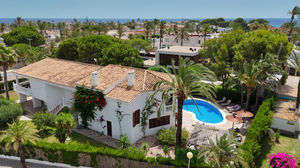 For sale - 4 Bedroom 3 Bathroom Villa in Cabo Roig - , Cabo Roig, Alicante, Spain - Alicante