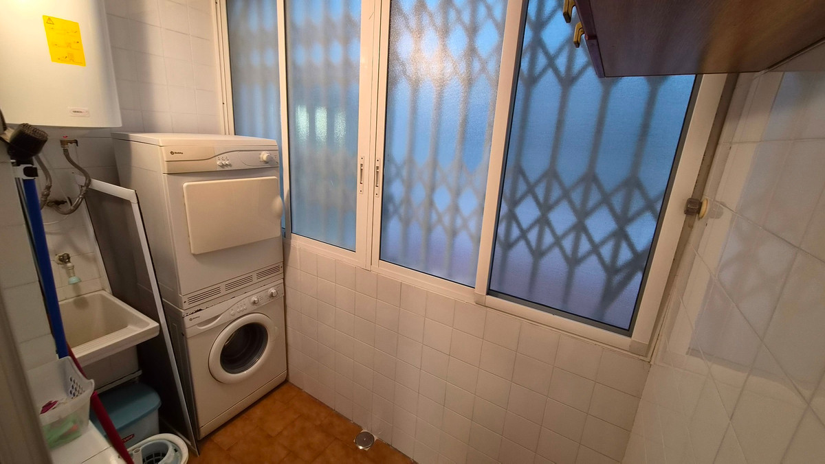 For sale - 3 Bedroom 2 Bathroom Apartment - Middle Floor Apartment in Torrevieja - Torrevieja Centro  - Alicante