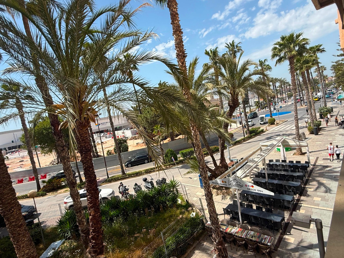 For sale - 3 Bedroom 2 Bathroom Apartment - Middle Floor Apartment in Torrevieja - Torrevieja Centro  - Alicante