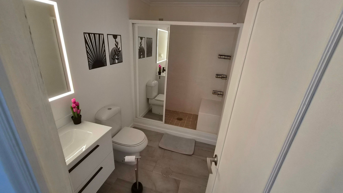 For sale - 3 Bedroom 2 Bathroom Apartment - Middle Floor Apartment in Torrevieja - Torrevieja Centro  - Alicante
