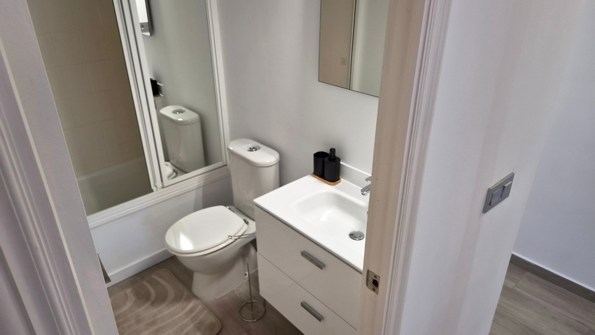 For sale - 3 Bedroom 2 Bathroom Apartment - Middle Floor Apartment in Torrevieja - Torrevieja Centro  - Alicante