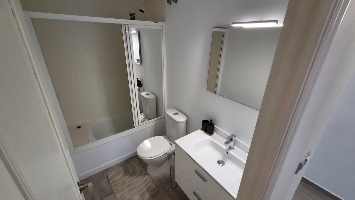 For sale - 3 Bedroom 2 Bathroom Apartment - Middle Floor Apartment in Torrevieja - Torrevieja Centro  - Alicante